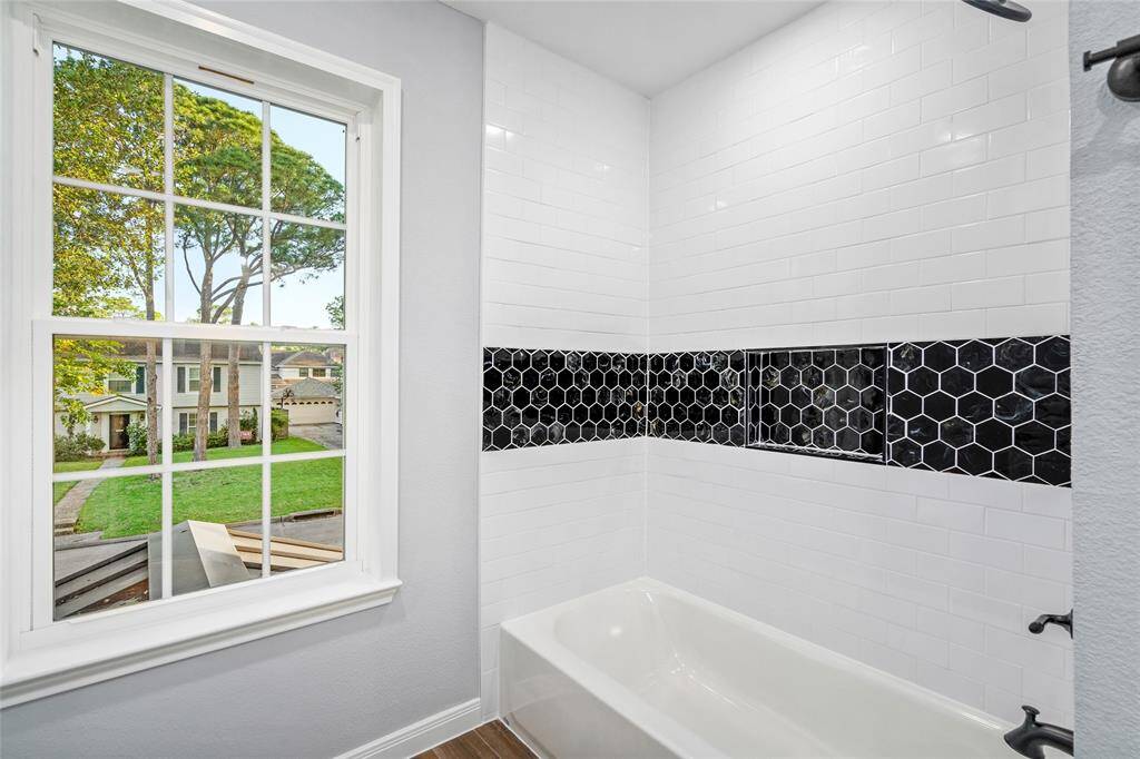 SECONDARY BATHROOM- Shower/tub combo.