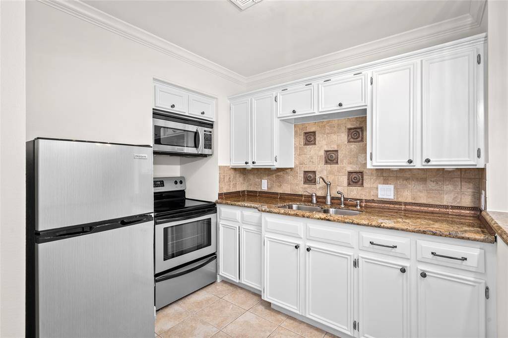 GUEST HOUSE KITCHEN - Features a full kitchen with stainless appliances and plenty of cabinets! Breakfast bar not photographed.