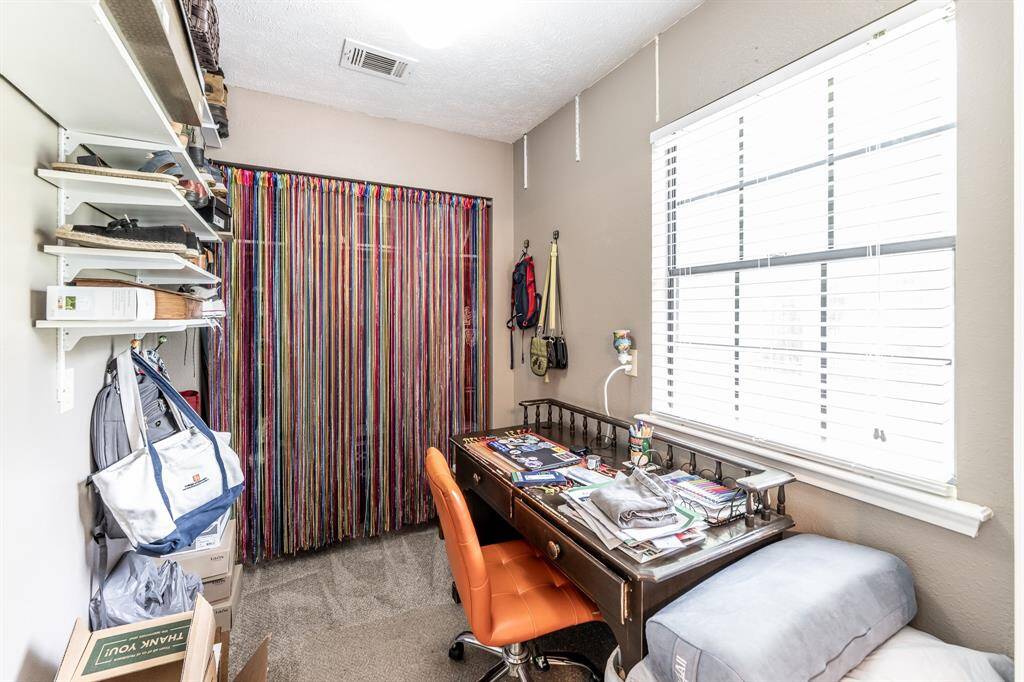 Sitting area or study of primary bedroom.