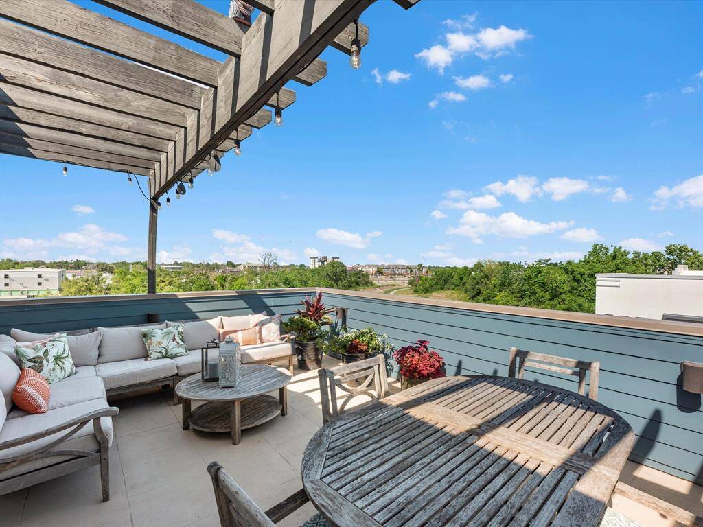 Spacious with treetop views and open sky, it’s the perfect setting for outdoor relaxation or entertaining guests.