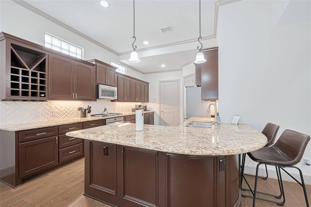 Breakfast Bar/Kitchen