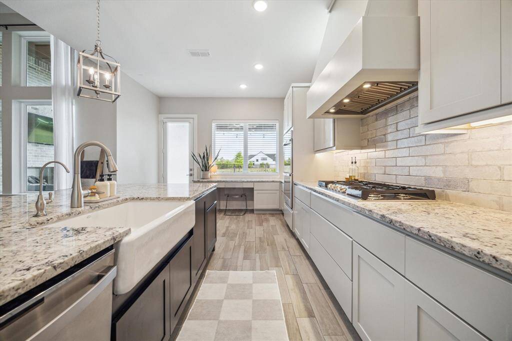 Large farmhoue kitchen sink and lots of counterspace.