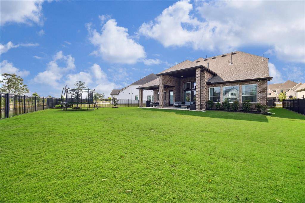 The landscaping has been so well maintained.