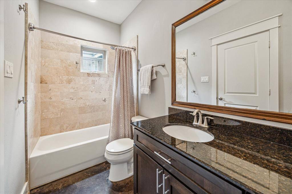 First floor ensuite bathroom.