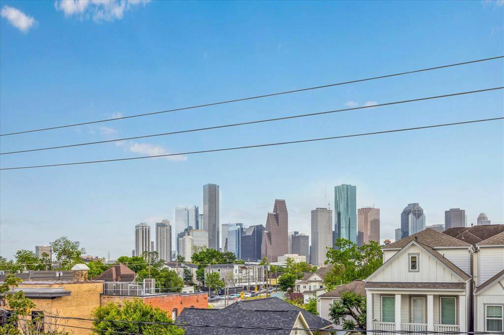 This photo showcases a stunning city skyline view from this rooftop area.