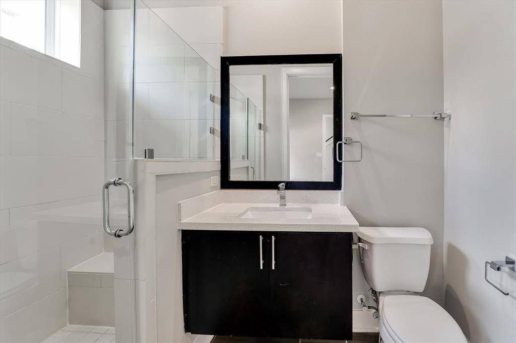 Full bath in the 1st floor bedroom