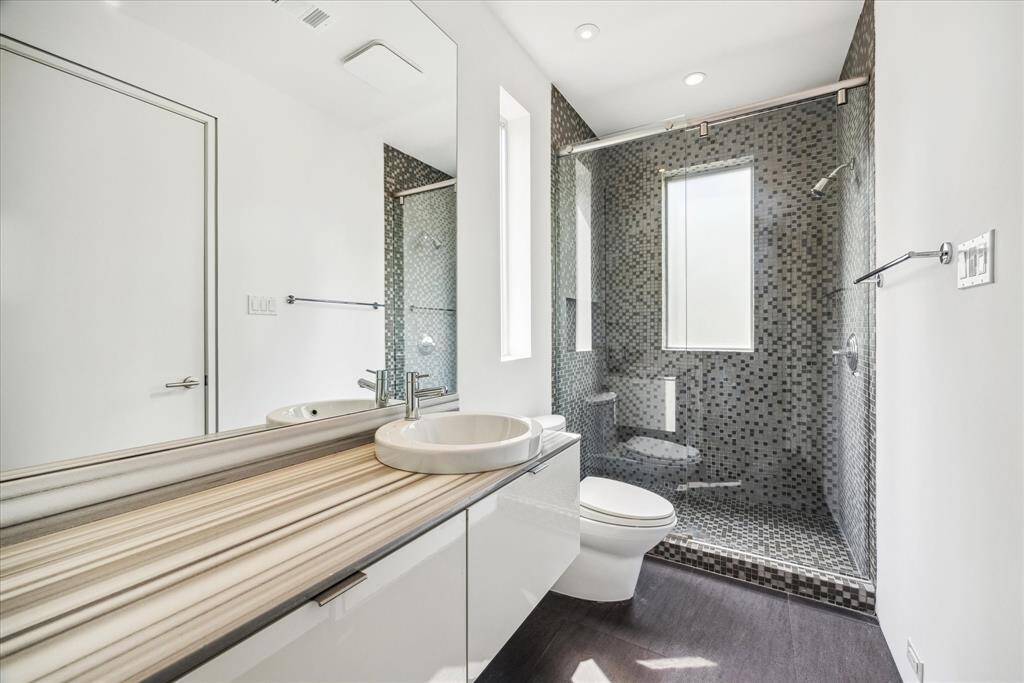 Ensuite secondary bathroom