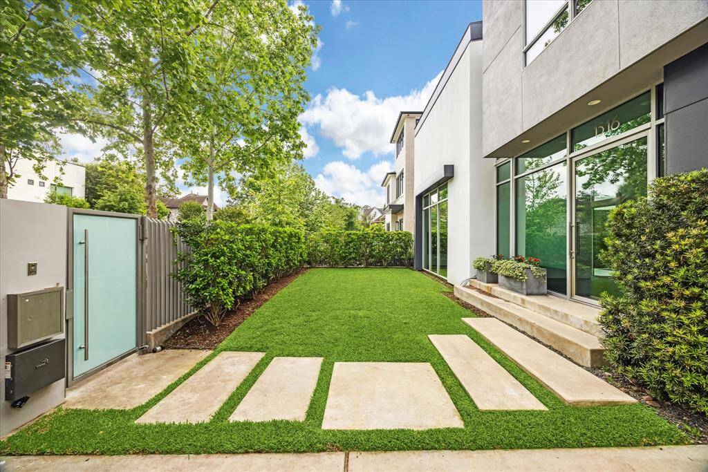Beautiful front yard space fully gated