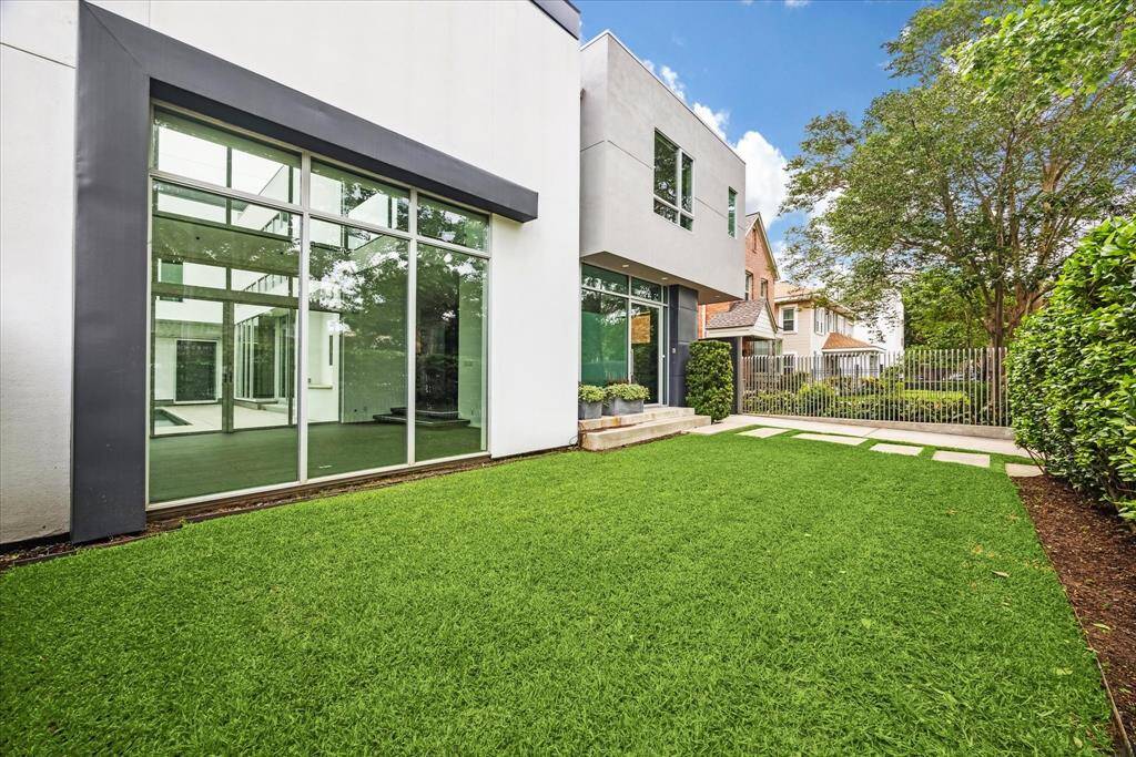 Alternate view of front yard