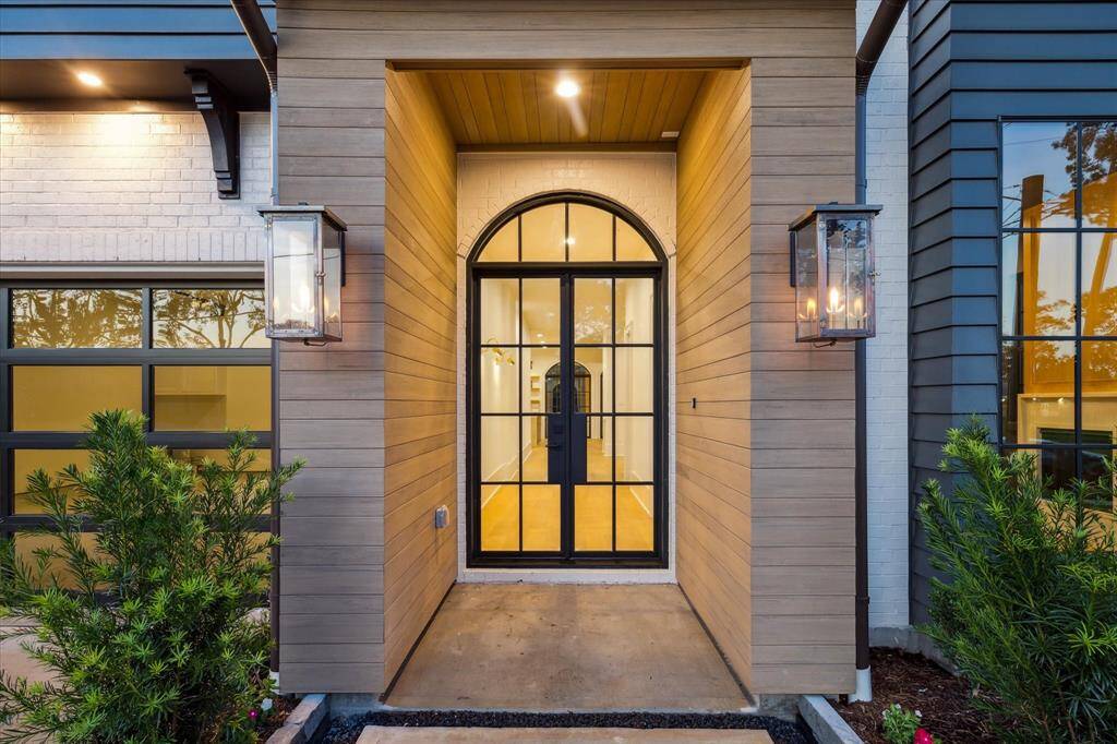Front entry makes a statement *Picture is of a recently constructed home by the builder. 1519 Candlelight will be similar in quality, but these pictures are not meant to be an exact representation of the new home. Specs of home may change at sole discretion of the seller.
