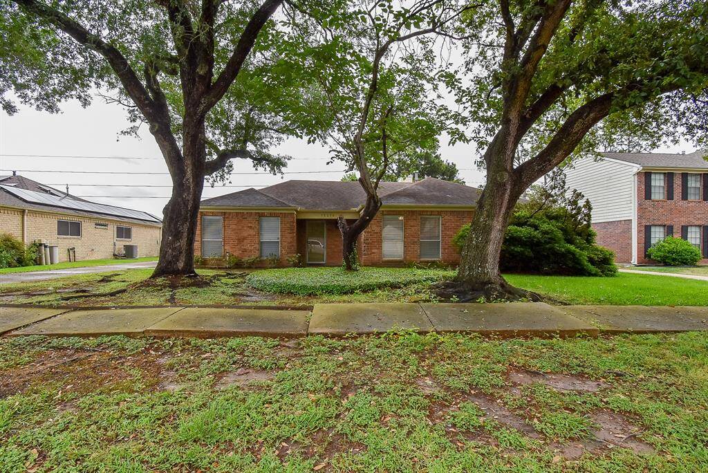 Come visit this tree lined street and active community minutes from HWY 6!