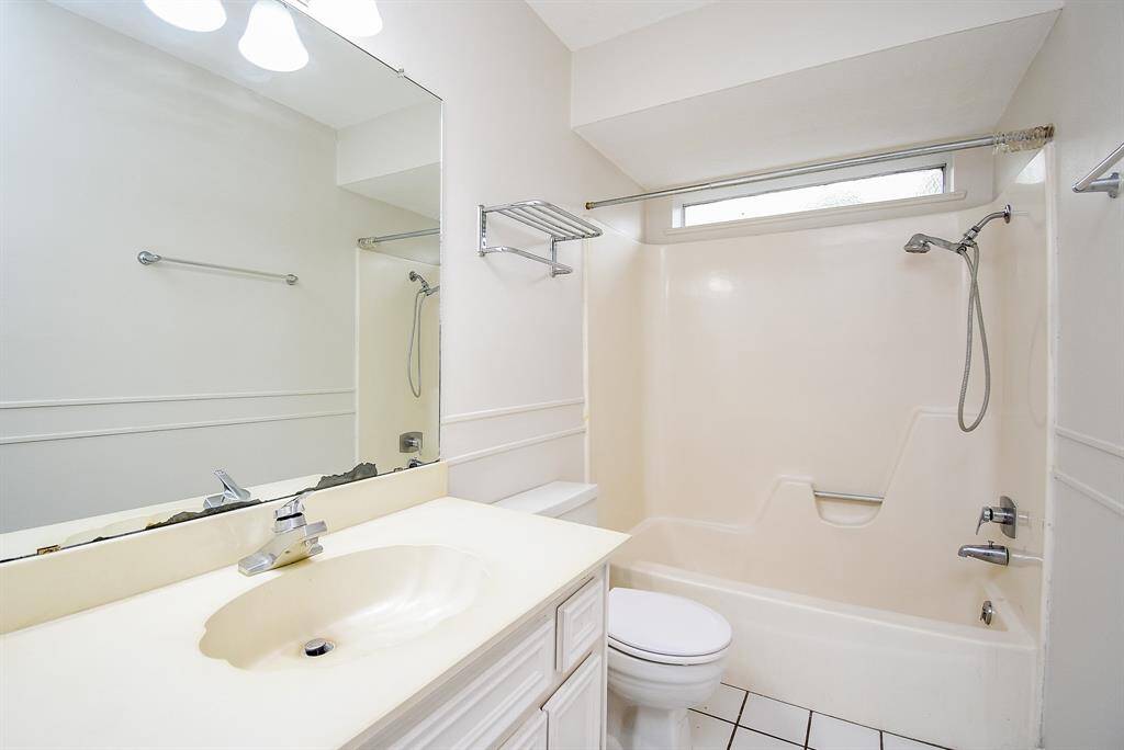 Secondary bathroom.
