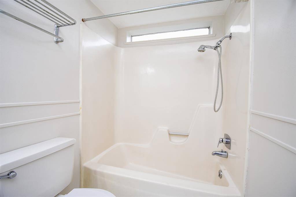 Shower/tub combination with clean and classic!