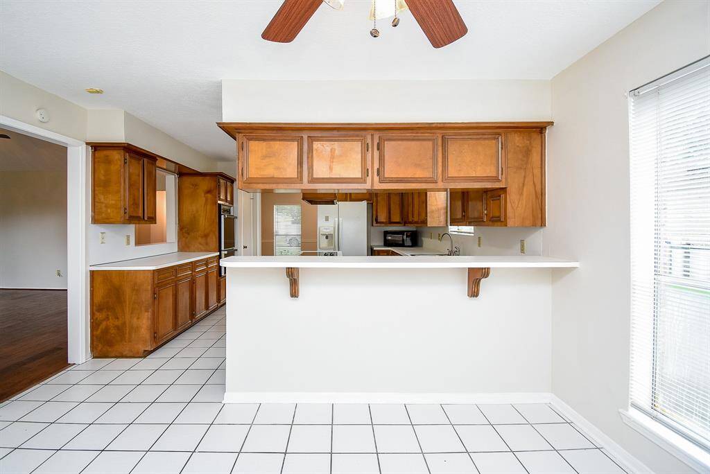 Super functional kitchen with island and breakfast bar for a quick bite!