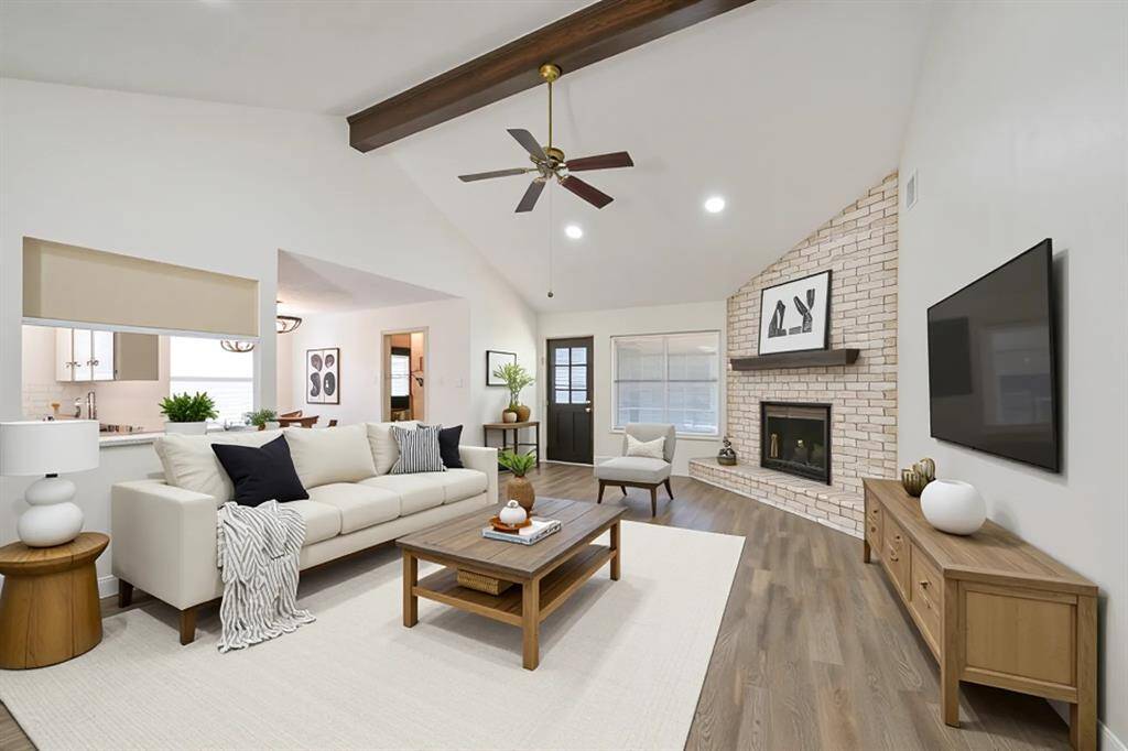 CHARMING SINGLE STORY HOME IN THE TRUE HEART OF SUGARLAND (Virtually Staged)