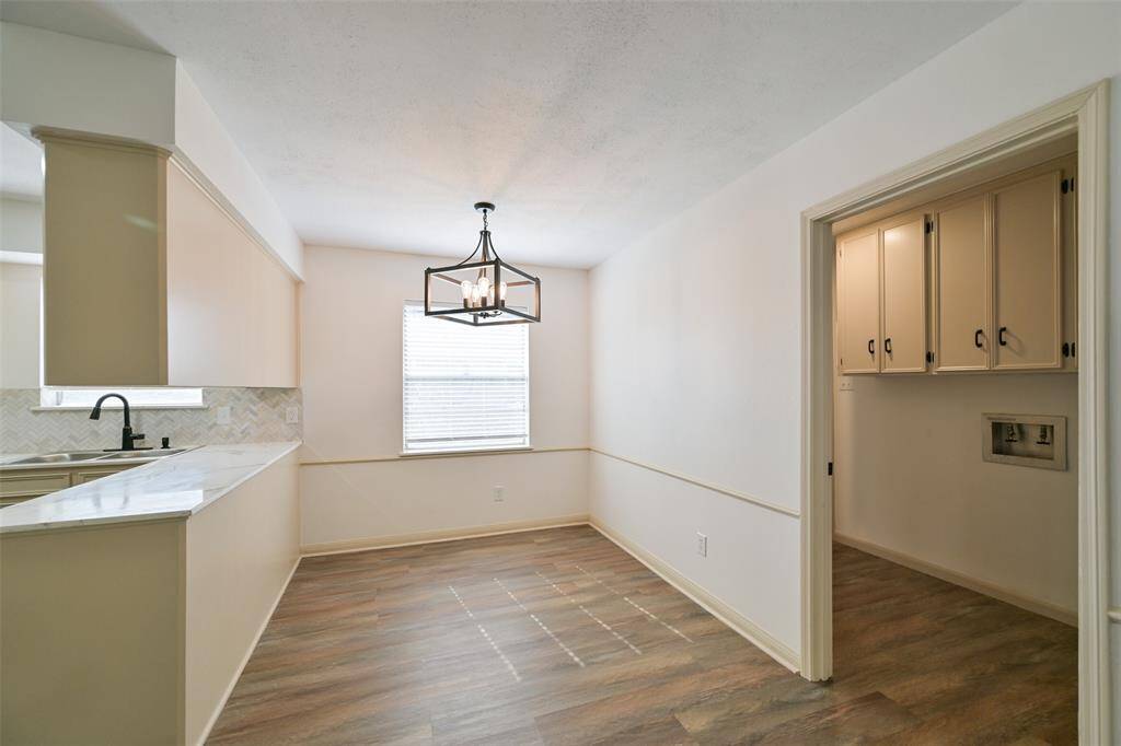 THE DINING AREA IS PERFECT FOR FAMILY AND FESTIVE ENTERTAINING. THE AREA OPENS UP TO THE LARGE UTILITY ROOM WITH ADDITIONAL CABINETS.