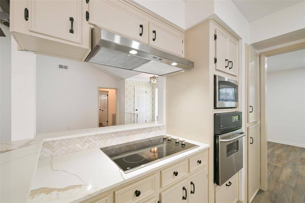 THE KITCHEN IS WELL EQUIPPED WITH ELECTRIC COOKTOP, SINGLE OVEN AND MICROWAVE.
