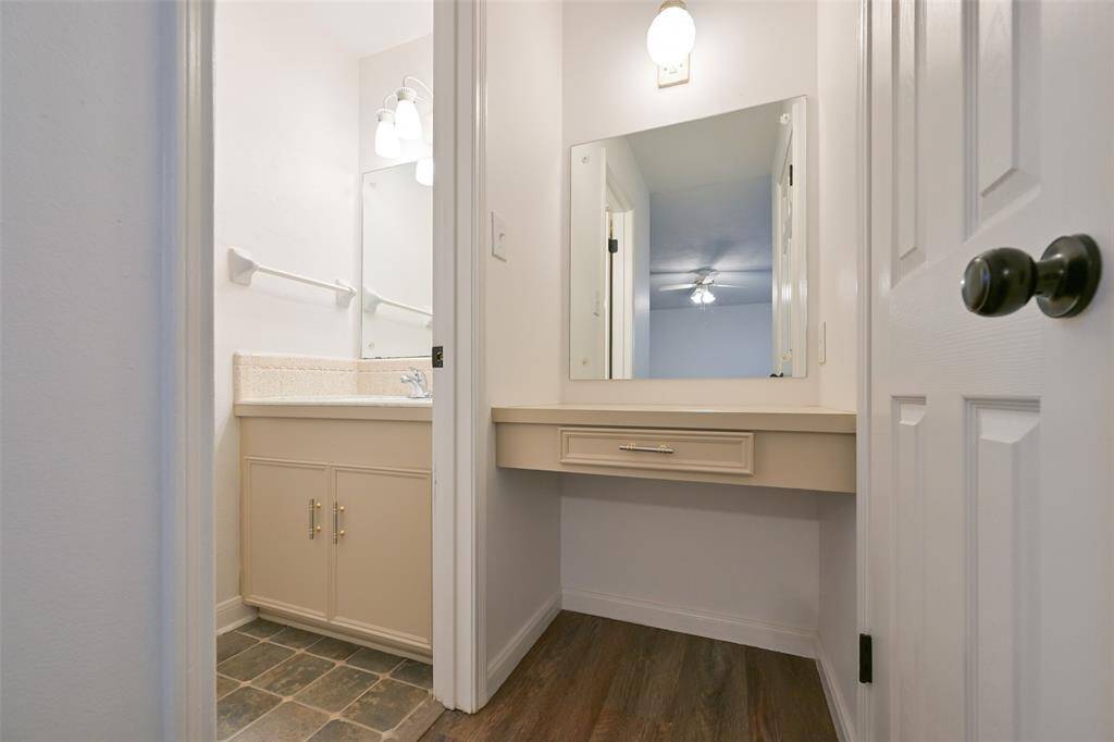 ENSUITE BATHROOM WITH SEPARATE VANITY AREA.