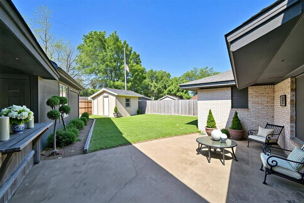 LARGE BACK PATIO FOR ENTERTAINING