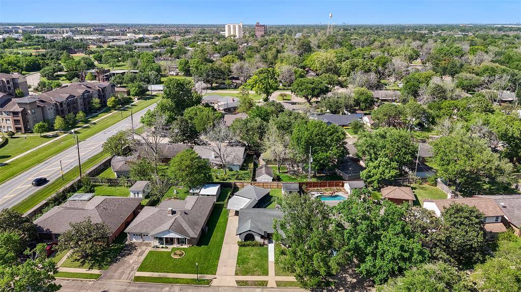 SUGAR LAND IS A VIBRANT COMMUNITY AND THE TOWN CENTER OFFERS PLENTY OF DINING/SHOPPING AND ENTERTAINING.
