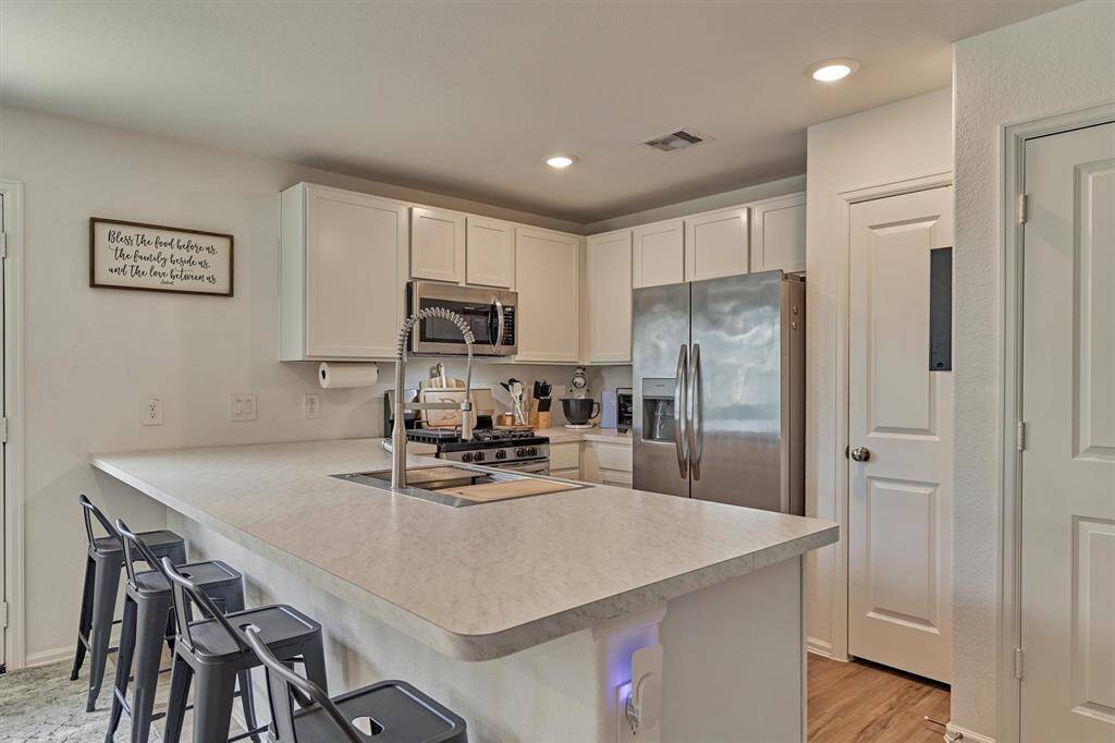 Oversize counter with kitchen farmhouse sink.
