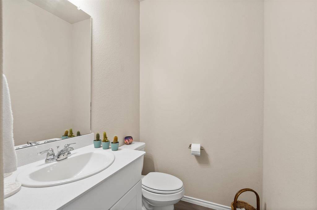 Powder room (half bath).