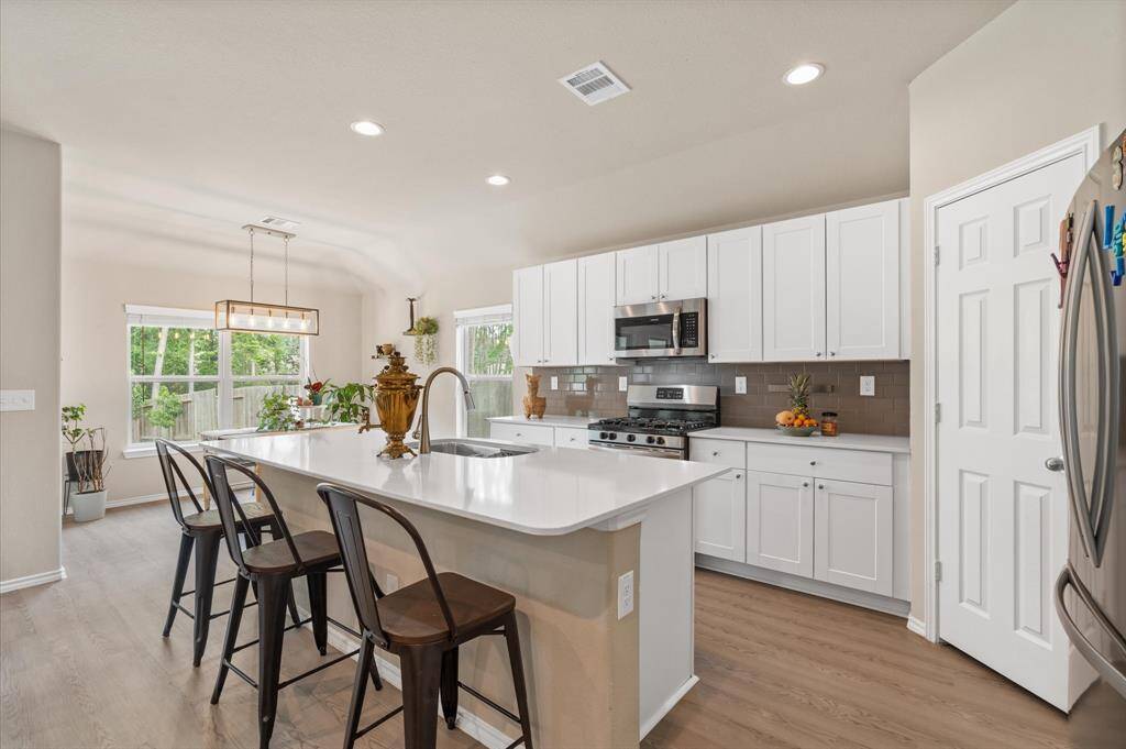 Fully equipped kitchen, includes all appliances.