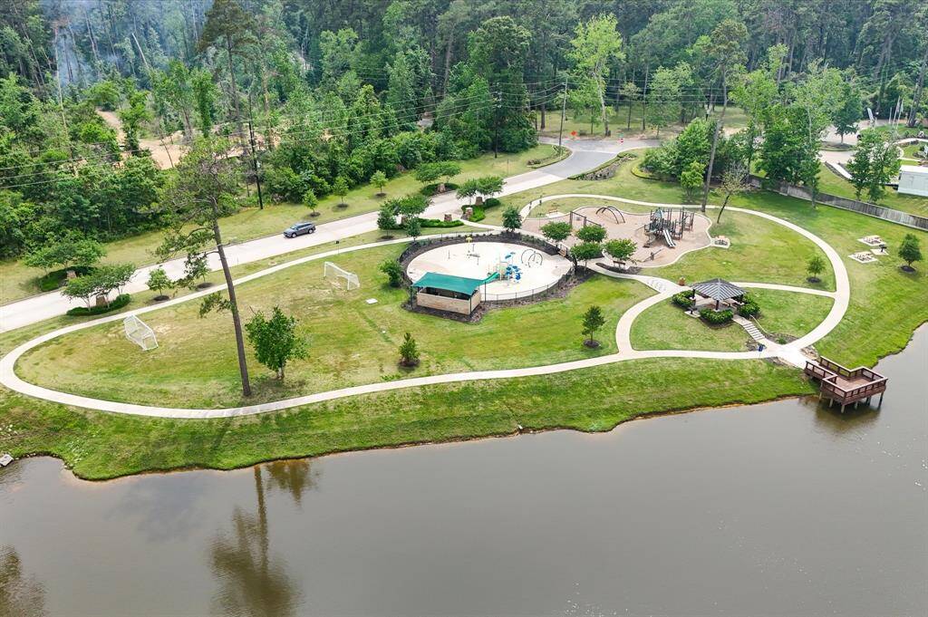 Playground and lake nearby, walking distance from the house!