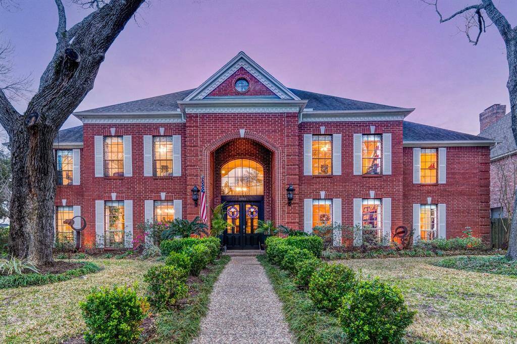 Welcome to this impressive home.