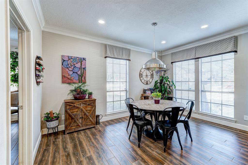 Bright and light breakfast room.