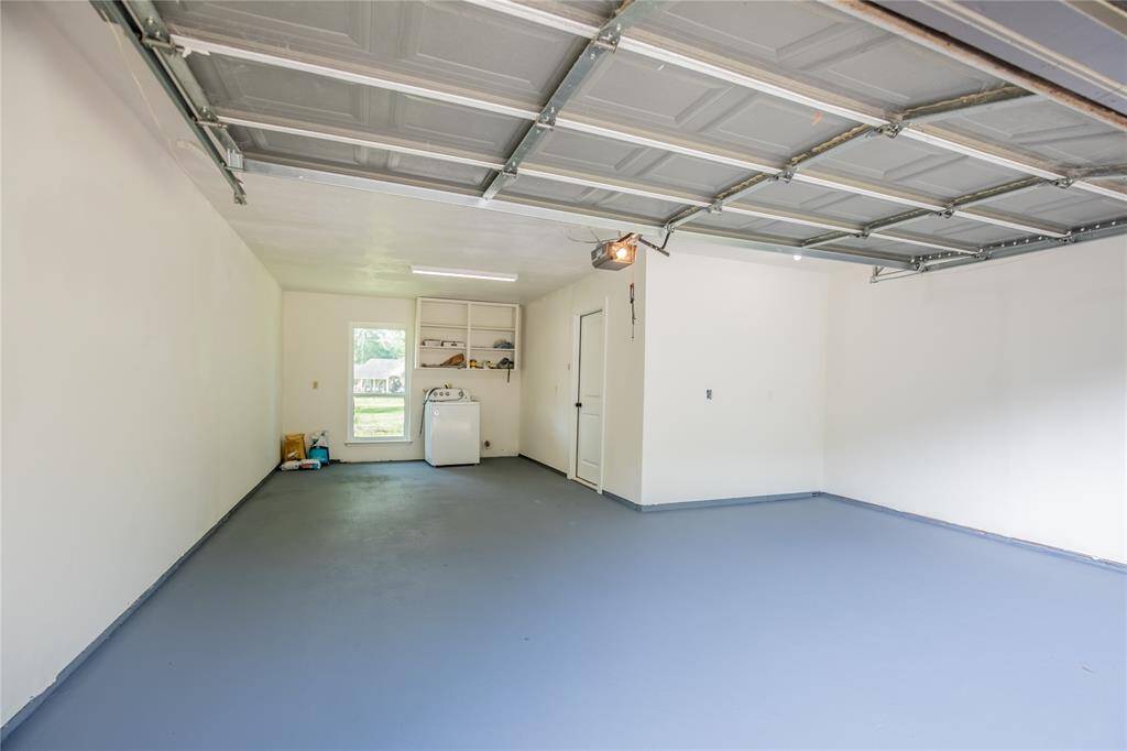 Fresh and clean garage with new paint on the floors, walls and ceilings. Also automatic garage door open/close.