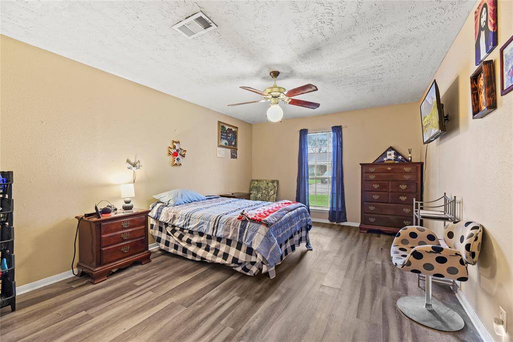 Very large secondary bedroom.