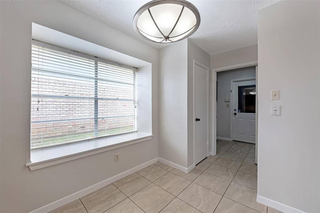 Light and bright breakfast area by bay window.