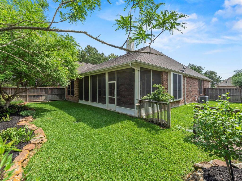 Screened in back patio and sideyard/Dog Run