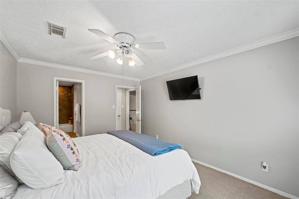 Neutral paint and accent trim await you to make this space your own, and a wonderful feature is an en-suite bath!