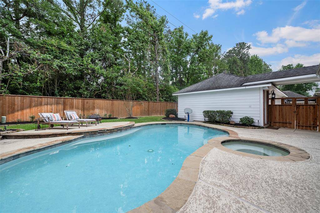A perched tanning ledge is where you'll want to be when you're ready to soak up the rays from the summer sun. Or maybe splashing around in the pool in the cool water is where you heart is, then so be it, grab your pool noodle and float!