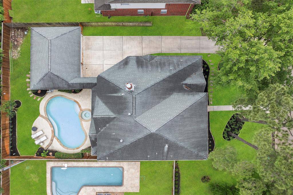 This birds eye view shows the expansiveness of the property, and the amazing outdoor living areas you can enjoy!