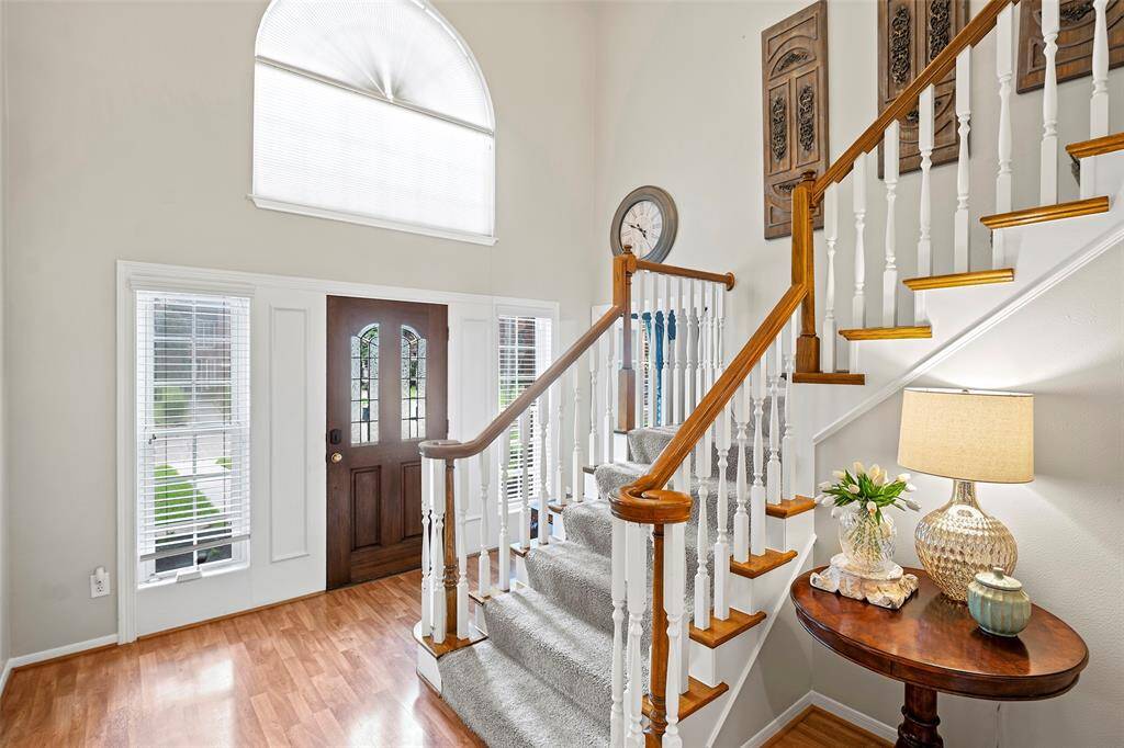 This 2-story entry is full of warmth beckoning your guests to come in and stay awhile.  The large sidelight windows and arched window above the leaded glass door just steals the show!