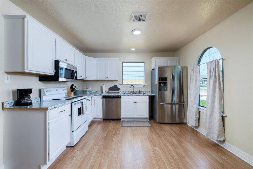 Nice kitchen with all the appliances ready for you