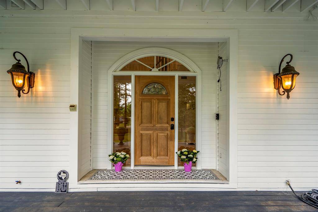 Incredible entry way to welcome your guests.