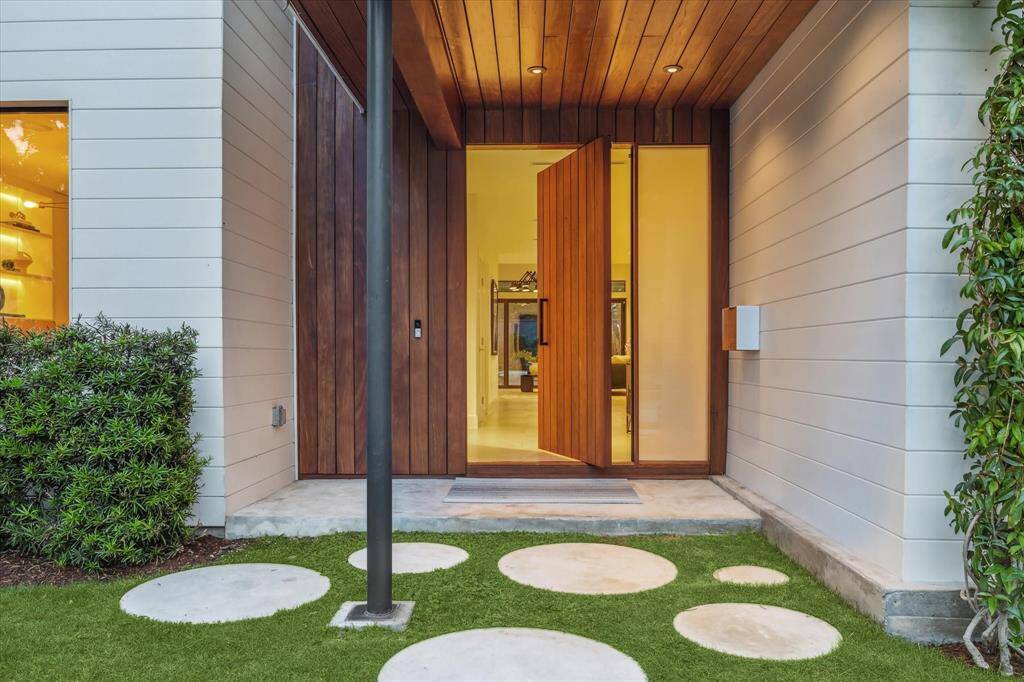 The impressive pivot door allows the door to swing open in a smooth and elegant way and is the perfect blend of modern elegance and welcoming charm.