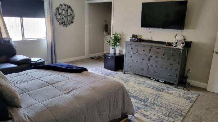The primary bedroom has a warm and invitingatmosphere that extends throughoutthe space.