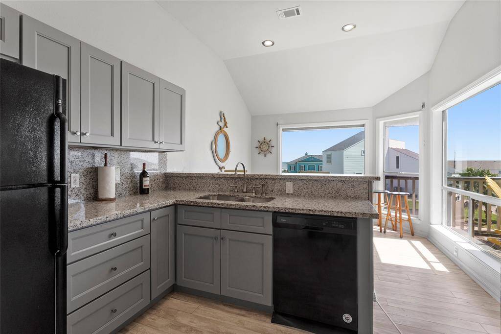 Kitchen peninsula island for more seting and the dining room with more windows!