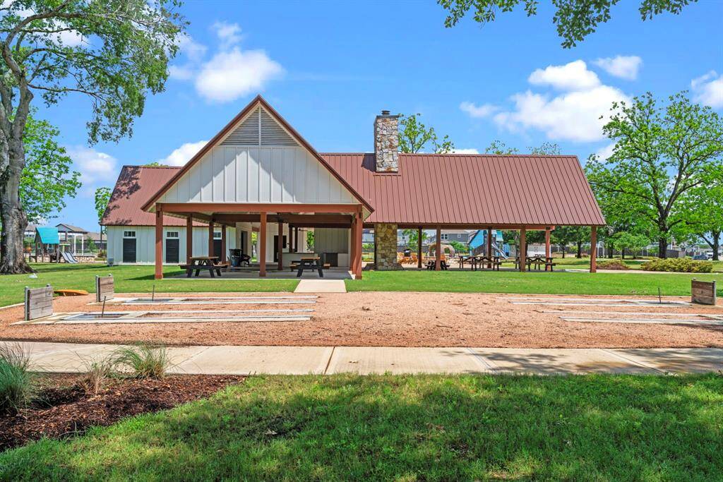 Welcome home to Windrow! This fantastic community offers numerous amenities, all of which are located just minutes from the home!