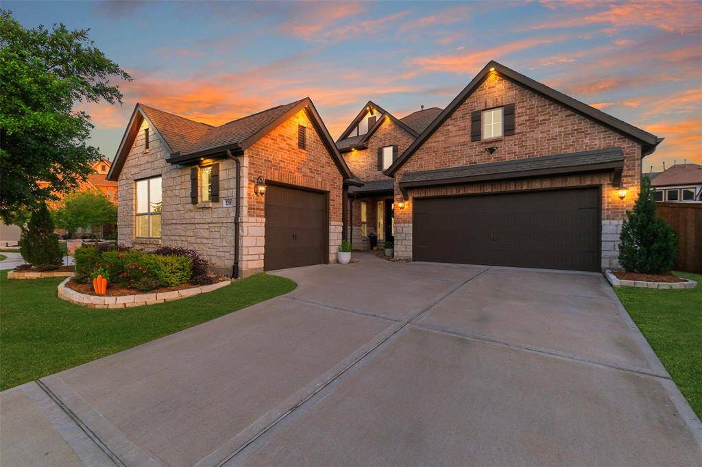 Welcome to your new home on a great cul-de-sac in Towne Lake with an amazingly flexible floorplan.