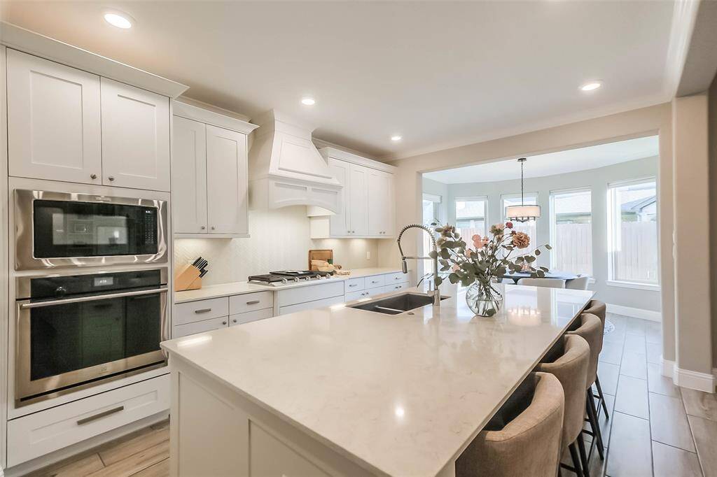 The large quartz island is perfect for entertaining with plenty of room to bake cookies with the kids or host large gatherings.