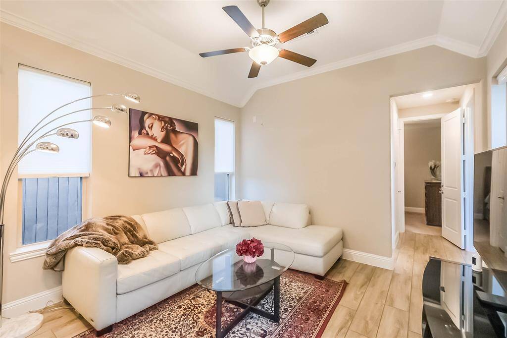 The separate guest suite feels just like home (or better!). With a large living area, guests feel right at home. Enter through the lockable door between the two spaces or from its own separate entrance.