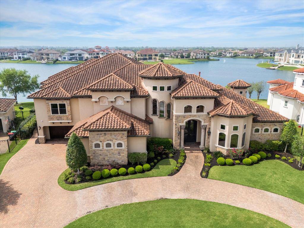 The Aida Younis Team presents 18 Miramar Heights Circle!