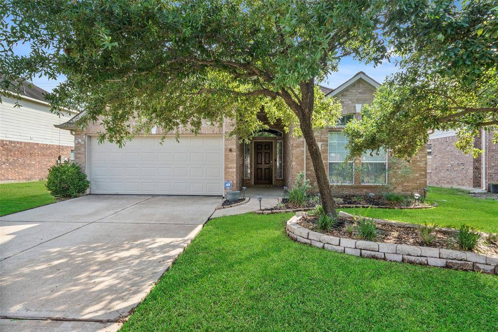 This beautifully maintained home offers 3 spacious bedrooms plus a private study that can easily serve as a 4th bedroom. Enjoy open-concept living and dining, a spotless kitchen with great flow, and a large fenced backyard with a patio and gate access to the greenbelt and walking trail behind the property. It’s the perfect blend of comfort, style, and convenience, inside and out.