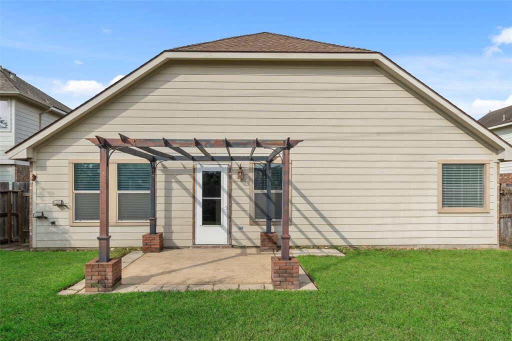 This backyard has it all, an inviting patio for relaxing or entertaining, a gate that opens to the greenbelt with direct access to the walking trail leading to the park and pool. It’s the perfect place to enjoy the outdoors, right at home.